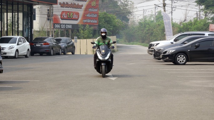 在泰国清迈打摩托车Grab坐摩托