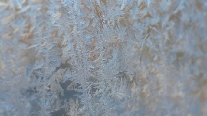 窗户上有霜冻的冰花，宏观上的冰晶
