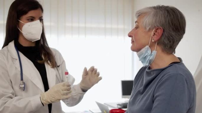 成年妇女正在医院进行口腔拭子测试-慢动作视频
