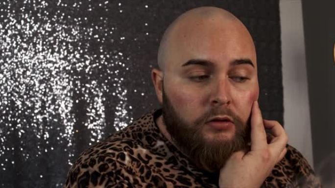 一名男性化妆师在脸颊上涂上腮红的4k视频片段