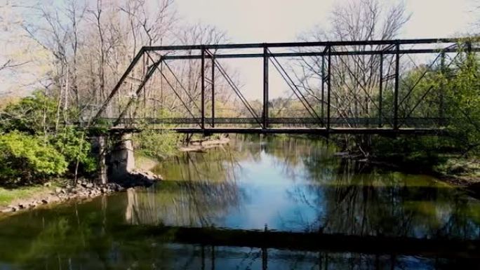 俄亥俄州中部缓慢的懒惰olangtangy河上的老式生锈的废弃钢桥的左向右慢锅