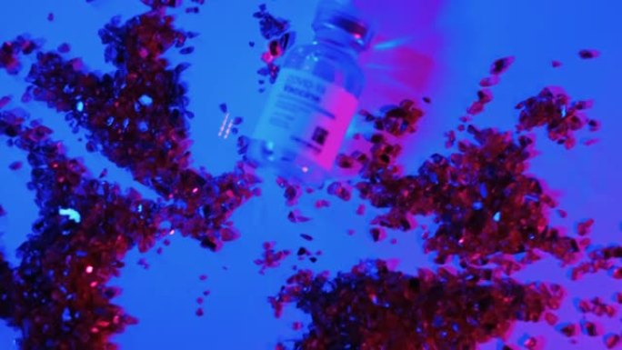 新型冠状病毒肺炎疫苗瓶的幻觉，光谱在实验室桌上闪烁蓝色和粉红色的光。免疫概念