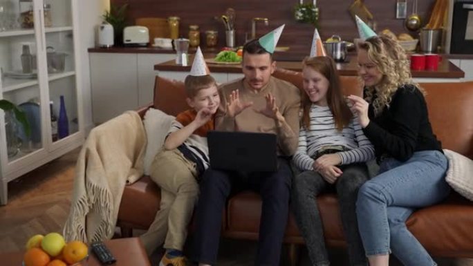 快乐的聋哑家庭在笔记本电脑上进行视频聊天