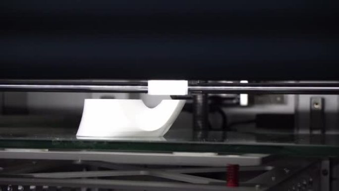 3D打印机的操作打印出3D模型原型零件。