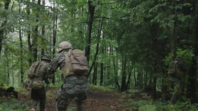 士兵在森林中移动，战术作战概念的战争和攻击