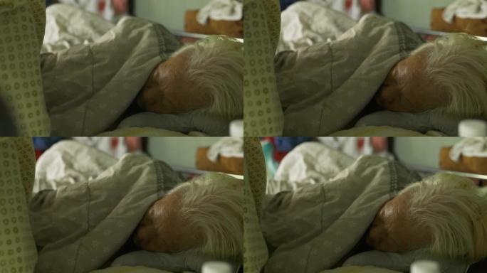 一位资深女性在床上深度睡眠。