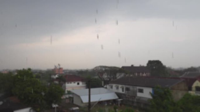 从建筑物和城市建筑物上方看到的季节性降雨。