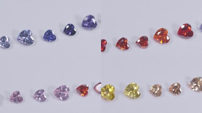心形的彩色钻石排成一排。