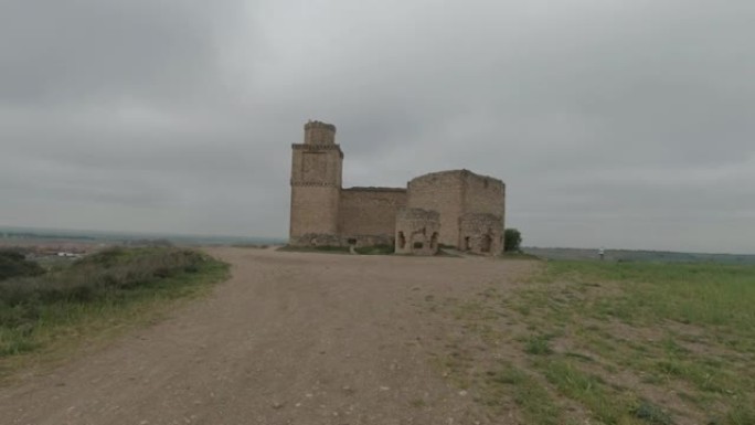相机运动接近西班牙托莱多镇壮观的中世纪城堡