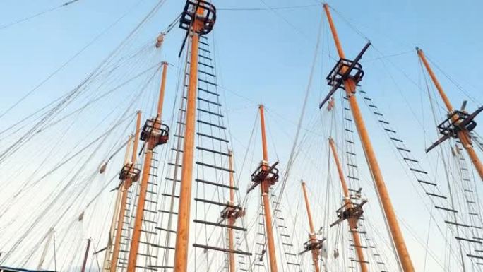 古董船高木桅杆对着蓝天的4k平移镜头