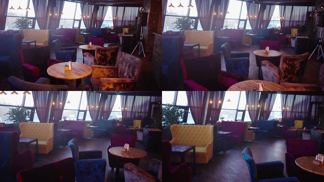 房间内部配有彩色沙发。