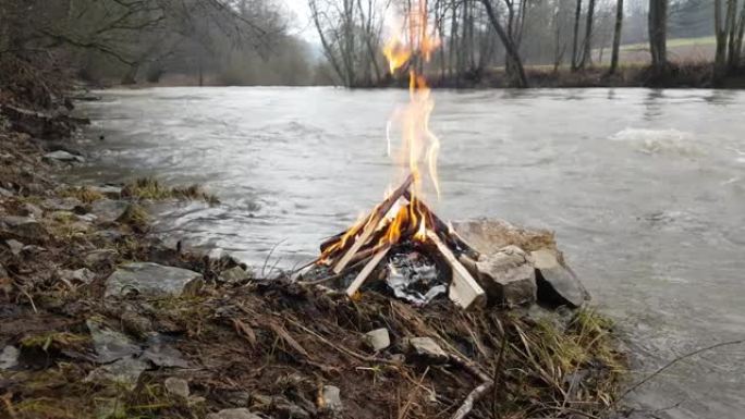洪水期间河岸上的篝火