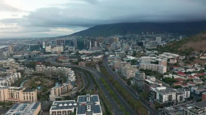 在壮观的日落期间，以桌山为背景，向开普敦市进行了广泛的空中拍摄。