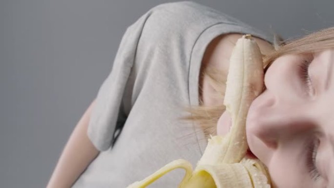 女人咬黄色香蕉的视频