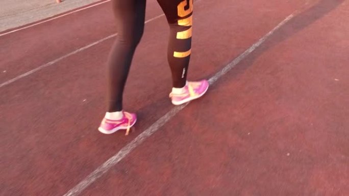 俄罗斯克麦罗沃-2018年7月11日: 慢动作。年轻女子跑步者的脚在户外体育场奔跑的特写镜头