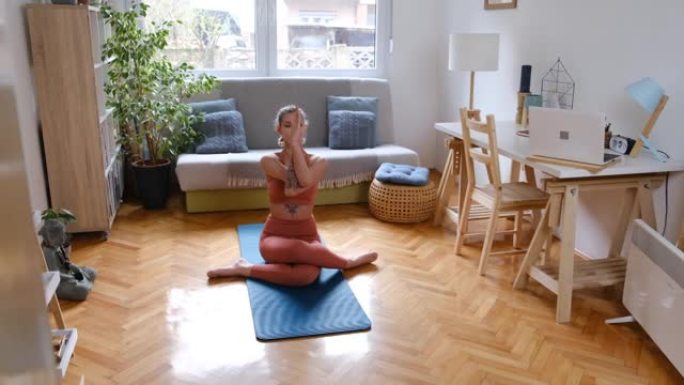 在家做瑜伽的冷静女人