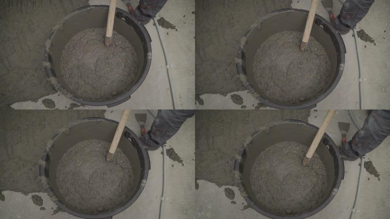 黑色水桶，用砂浆填充地板。施工现场用砂浆桶。