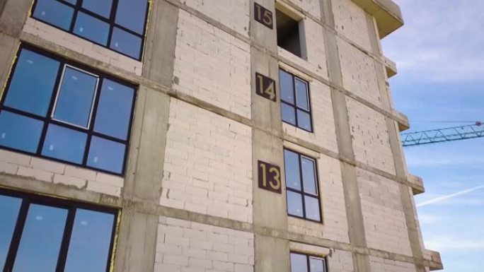 在建的墙上有层数的高层公寓楼的鸟瞰图。房地产开发。