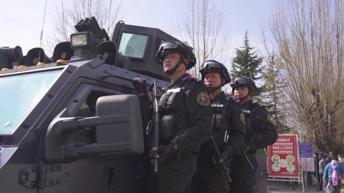 特警 保卫城市 道路 武装车 特警