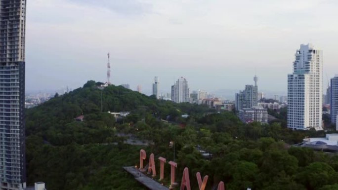 泰国春武里府芭堤雅城市标志鸟瞰图，山顶上有海景的巨大字母