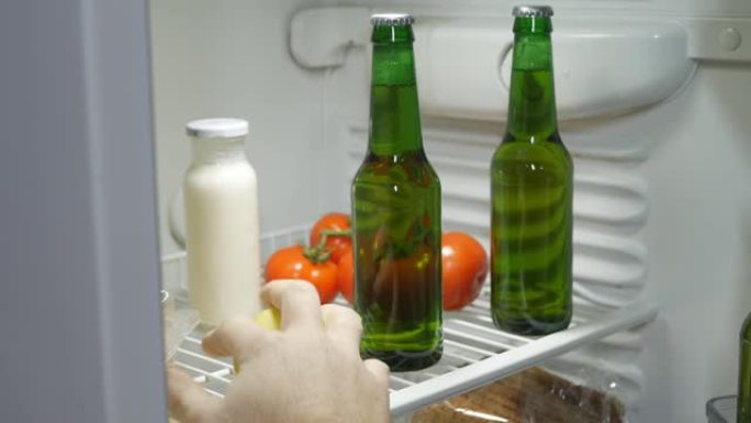 醉汉的手打开冰箱，摸着架子上的啤酒。醉汉无法起床，但却能得到一杯啤酒。酒精成瘾。