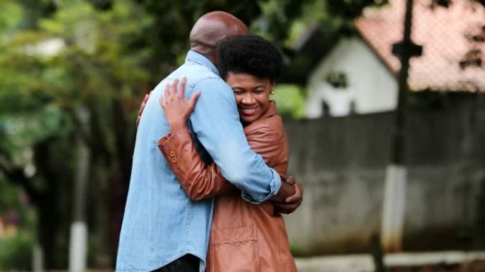 黑人夫妇在外面拥抱。非洲人民表现出爱与拥抱