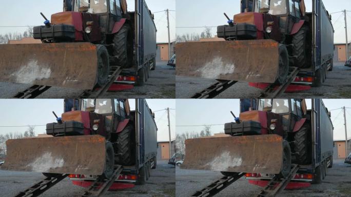 拖拉机挖掘机掉到长卡车平台上