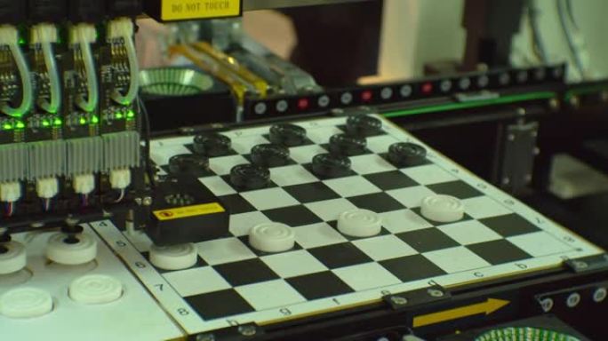现代科学技术人工智能控制的机器人机械手整齐地移动游戏板上的跳棋特写