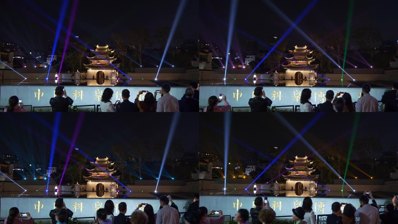 夜间照明南京名城古城寺庙拥挤广场池塘全景4k中国