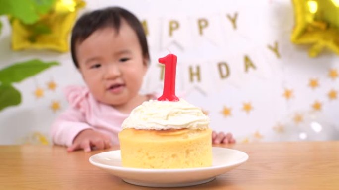 小女孩庆祝生日，在家参加生日聚会。