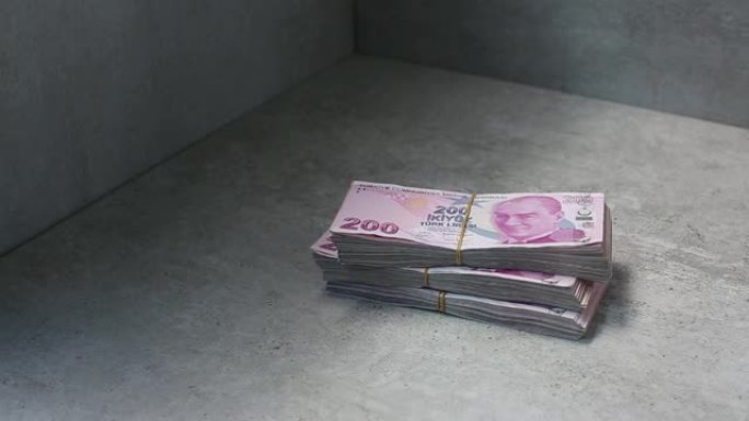 混凝土地板上的土耳其货币200土耳其里拉堆叠的光反射
