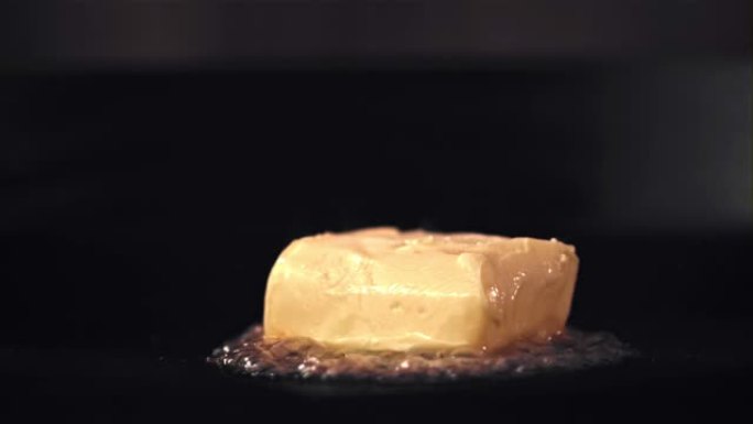 锅里的超级慢动作融化了一块黄油。以1000 fps的高速相机拍摄。