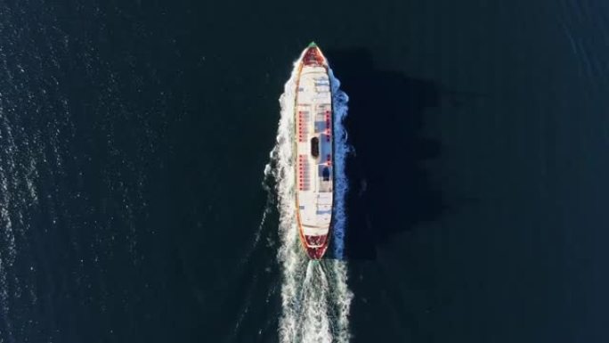 令人惊叹的高角度空中无人机鸟瞰4k镜头，一艘淡水级渡轮将悉尼中央商务区的环形码头与悉尼北部海滩上著名