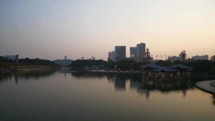 日落时间佛山市著名河滨湾公园慢动作桥全景4k中国