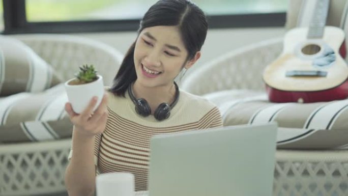带有计算机网络摄像头的亚洲女性博客评论工厂