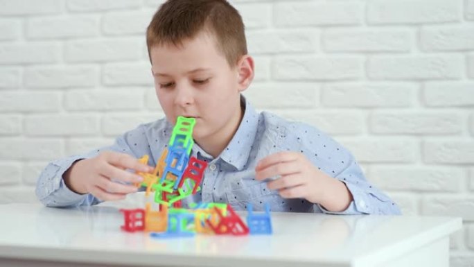 男婴建造玩具椅子塔