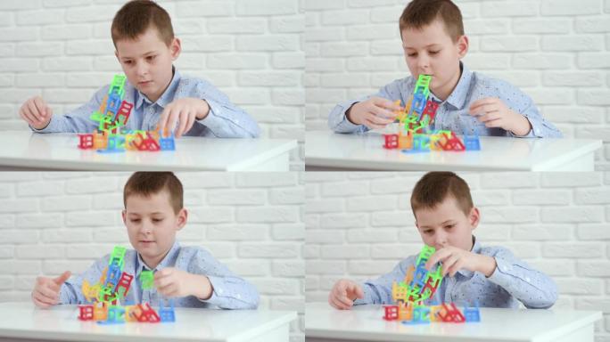 男婴建造玩具椅子塔