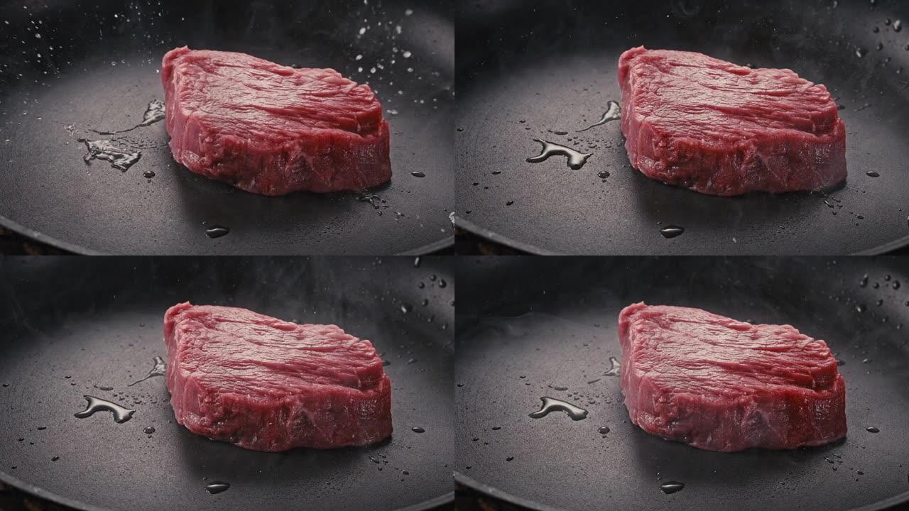 一片肉落在平底锅上