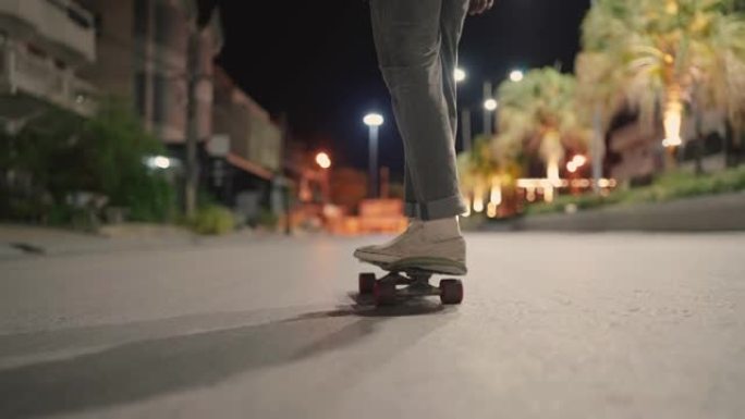 年轻人晚上在街上玩滑板