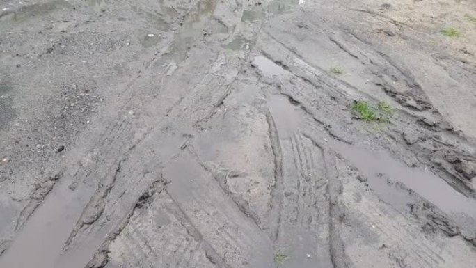 雨后泥泞中的轮胎痕迹。