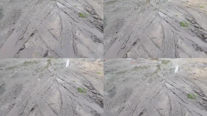雨后泥泞中的轮胎痕迹。