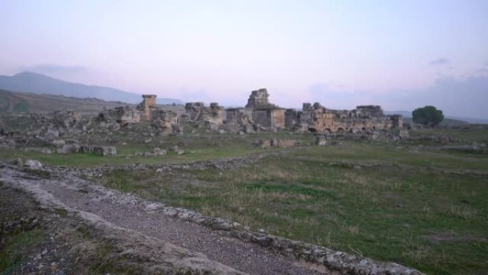土耳其棉花堡-2021年1月: 希拉波利斯古城的石头。古城的废墟。