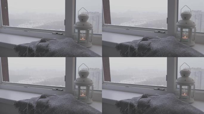窗台上有温暖的格子和烛台，外面有雪景