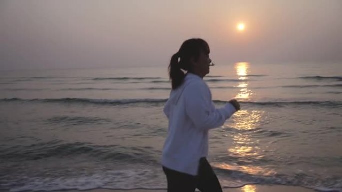 亚洲成熟女人在沙滩上奔跑