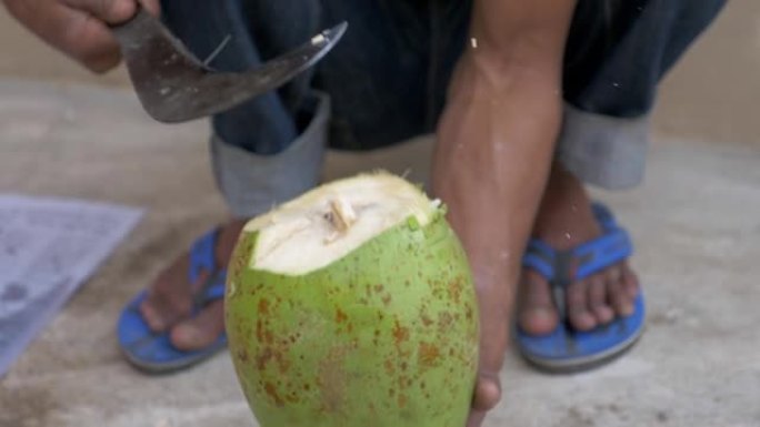 用刀片切开椰子