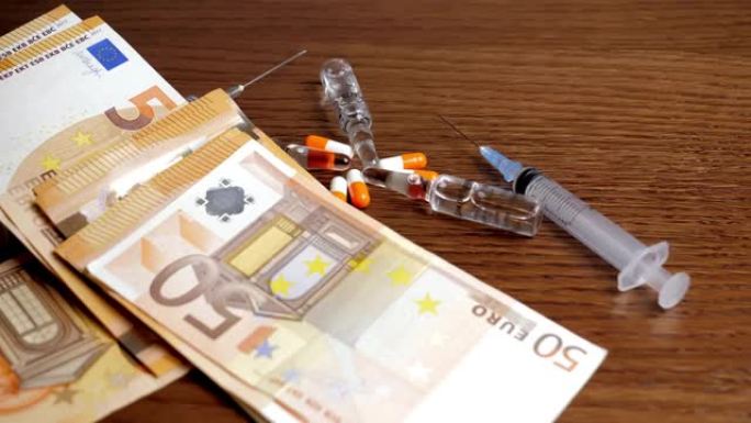 用药丸、注射剂、药物进行抽象概念治疗。欧元，钞票，胶囊。医疗成本上升。医药商业，医药，毒瘾。流行病