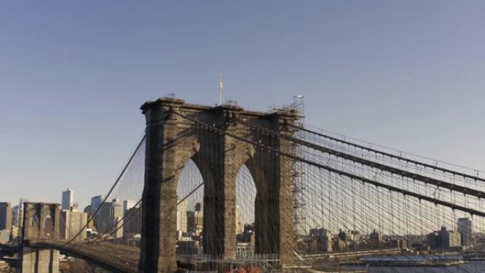 从布鲁克林大桥撤回挥舞着纽约市的美国国旗