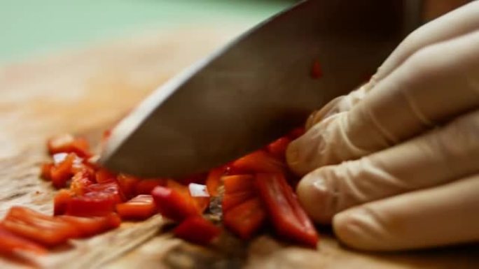 厨师的手切碎新鲜的甜红甜椒。墨西哥玉米饼的制作过程。延时