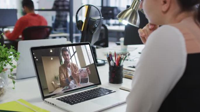 白人妇女在办公室的笔记本电脑上与男同事进行视频通话