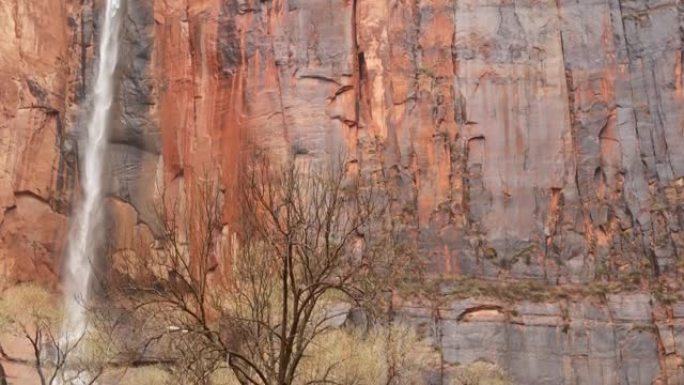 锡安国家公园的岩石和瀑布，美国犹他州的秋天。在红色峡谷的雨天，兵马俑陡峭的裸露悬崖。有雾的天气和平静